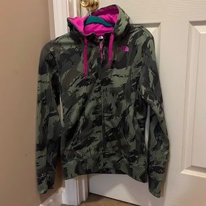 NWOT women’s north face full zip hooded jacket in camo with pink